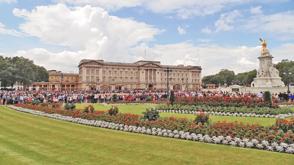 buckingham palace in england photo