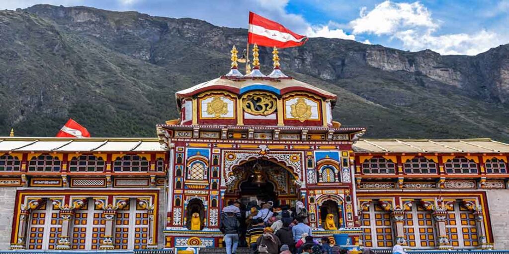 People at the entrance of Badrinath Temple - Chardham Yatra in Uttarakhand