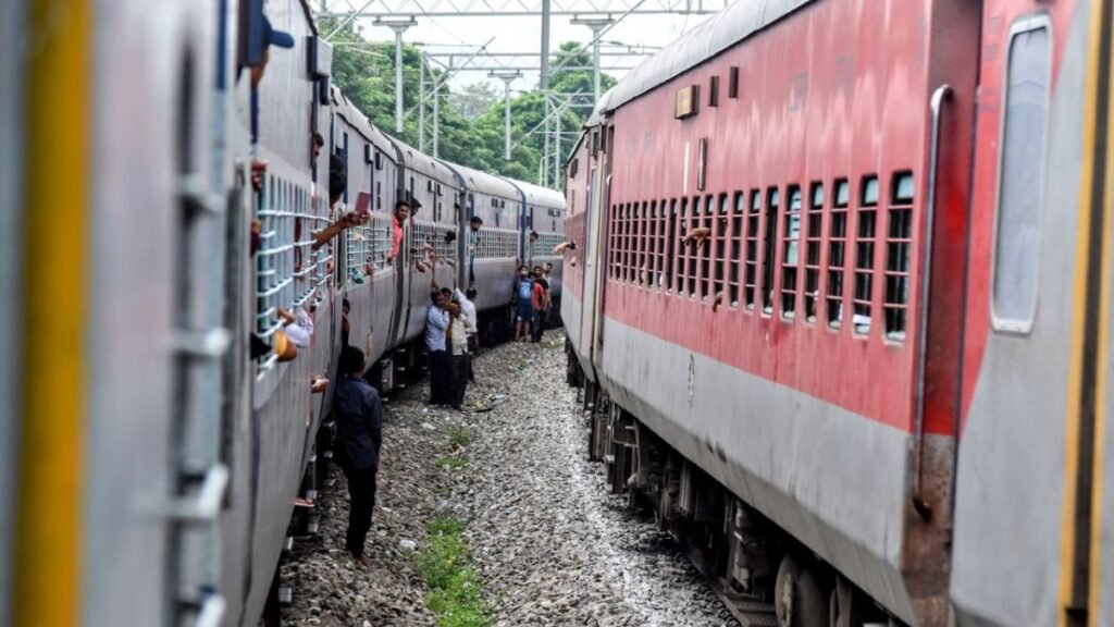 How to get a general class train ticket in India online and offline
